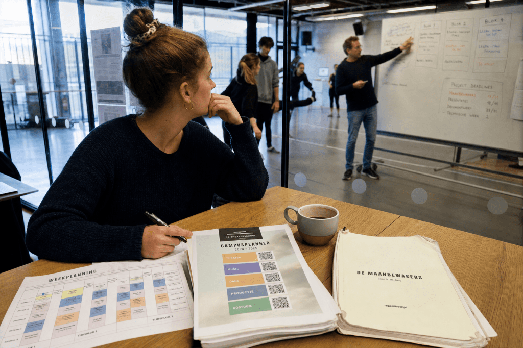 Hoe ziet een typische week op een theaterschool eruit (lessenrooster, repetities, projecten) en hoeveel tijd kost het naast je studie of werk?